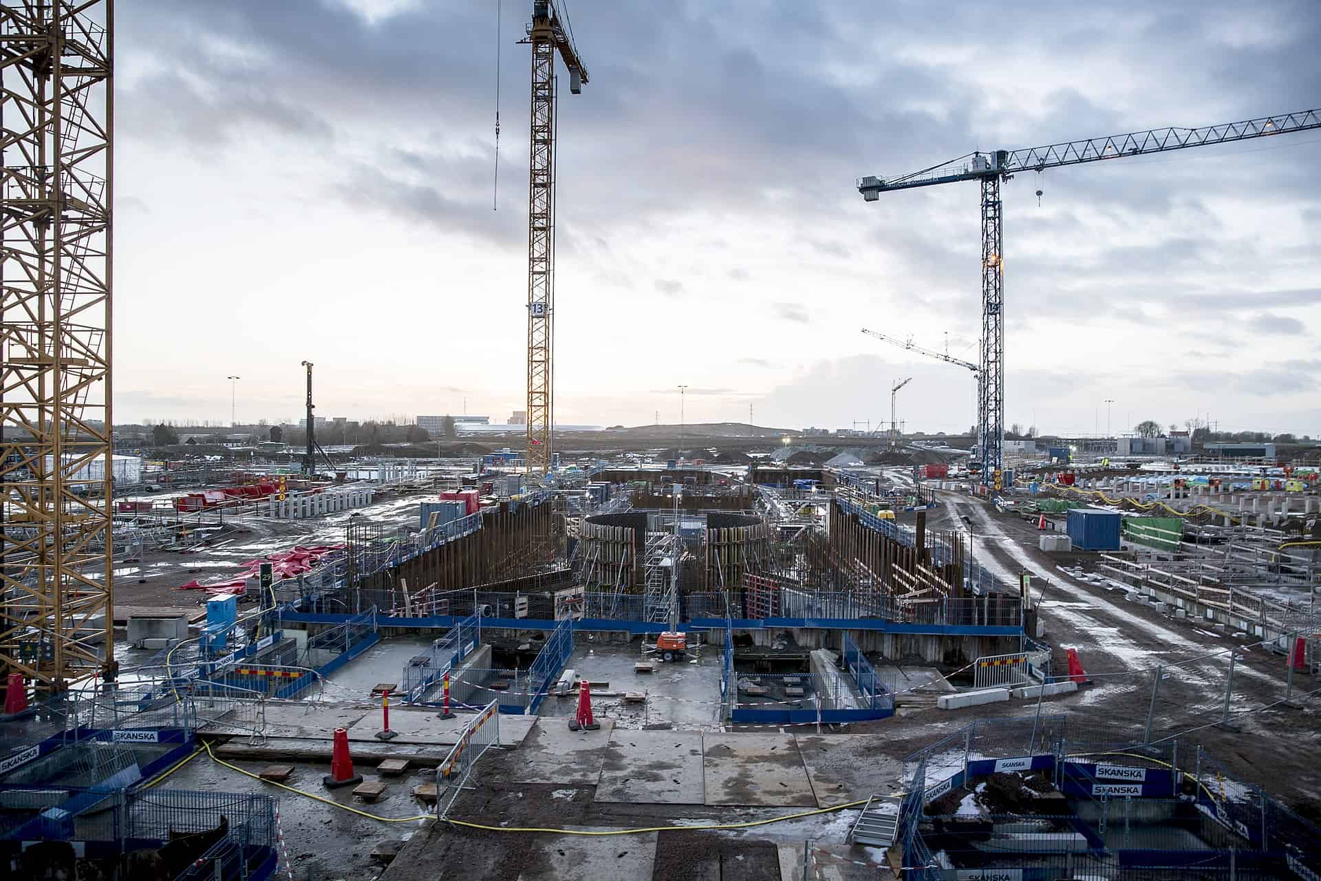 Byggarbetsplatsen för materialforskningsanläggningen European Spallation Source, ESS, i Brunnshög i utkanten av Lund...Photo: News Øresund - Jenny Andersson.© News Øresund - Jenny Andersson (CC BY 3.0).. .Detta verk av News Øresund är licensierat under en Creative Commons Erkännande 3.0 Unported-licens (CC BY 3.0). Bilden får fritt publiceras under förutsättning att källa anges. .The picture can be used freely under the prerequisite that the source is given. News Øresund, Malmö, Sweden.News Øresund är en oberoende regional nyhetsbyrå som är en del av det oberoende dansk-svenska kunskapscentrat Øresundsinstituttet...www.newsoresund.org..www.oresundsinstituttet.org